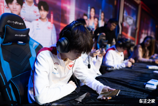 操作大师！ Peanut 的大棒一步一步击败了 Chovy Hanwha Life Esports ，赢得了LCK杯冠军